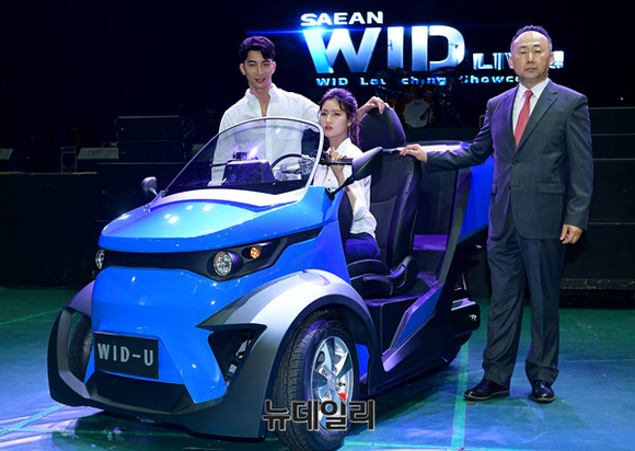 ▲ 새안은 역삼륜 전기스쿠터 '위드유'를 출시하고 본격적이니 사전 계약을 실시한다고 27일 밝혔다. (오른쪽 첫 번째)이정용 새안 대표이사가 위드유 앞에서 포즈를 취하고 있는 모습.ⓒ정상윤 기자