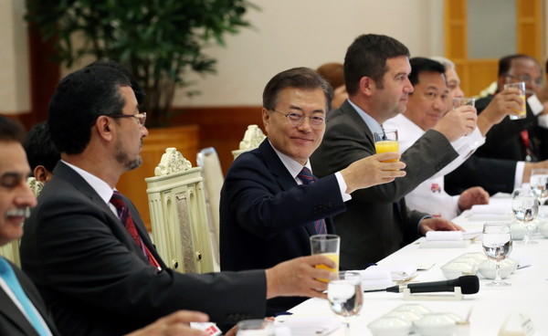 ▲ 문재인 대통령이 27일 청와대 충무실에서 열린 유라시아 국회의장회의 대표단 초청 오찬에 참석하고 있다.(자료사진) ⓒ청와대 제공