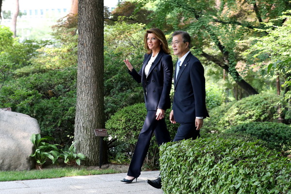 ▲ 문재인 대통령이 20일 청와대 상춘재에서 미국 CBS '디스 모닝(This Morning)'이라는 아침 뉴스프로그램과 인터뷰를 하고 있다. ⓒ청와대 제공