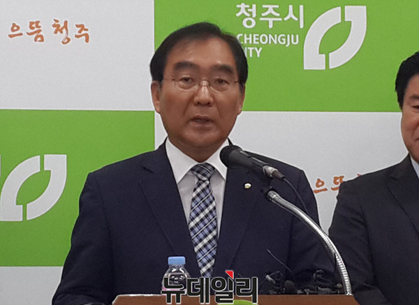▲ 이승훈 충북 청주시장이 28일 시청에서 민선6기 3주년 성과를 발표하고 있다.ⓒ김종혁 기자