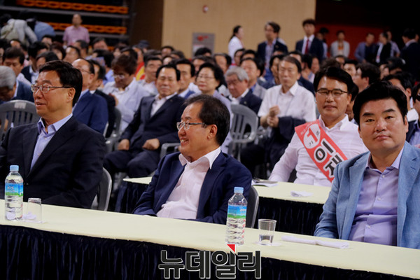 자유한국당 당대표에 나선 후보들이 행사 시작 전 무대 앞에 나란히 앉아 있다(왼쪽부터 신상진, 홍준표, 원유철 후보).ⓒ뉴데일리