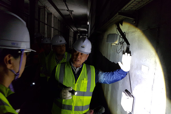 ▲ 대전도시철도공사 기술이사가 터널 현장을 점검하고 있다.ⓒ대전도시철도공사