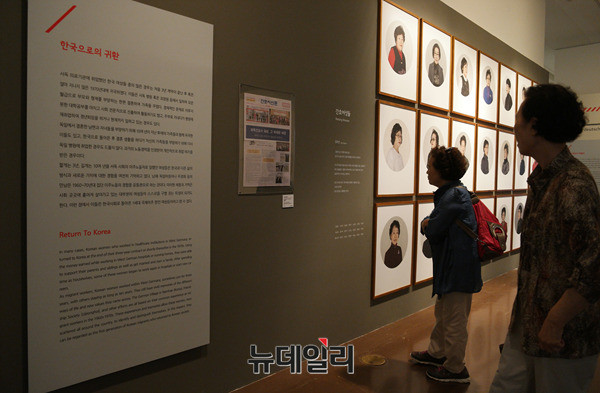 ▲ 전시물을 보는 관람객들. ⓒ뉴데일리 정상윤 기자