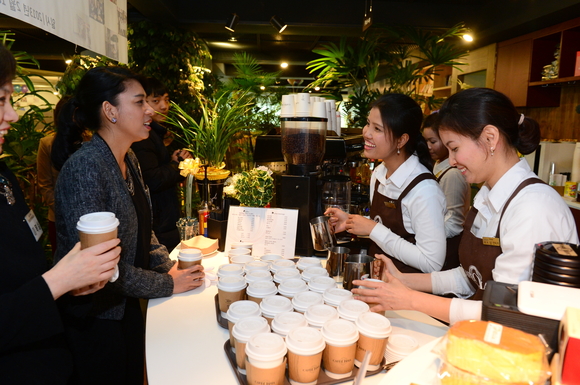 ▲ 포스코센터 직원들이 카페오아시아를 방문해 음료를 주문하고 있는 모습.ⓒ포스코