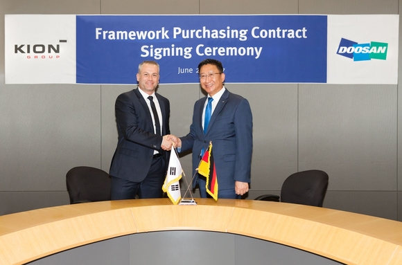 ▲ 유준호 두산인프라코어 엔진BG장(오른쪽)이 피터 안드레아스 샬(Peter Andreas Schall) 키온 구매 디렉터와 악수를 하고 있다.ⓒ두산인프라코어