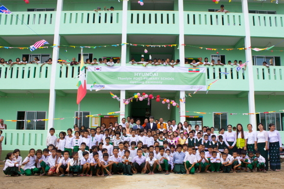 ▲ 미얀마 딸린타운십 상아티마을 초등학교 완공식. ⓒ 현대건설