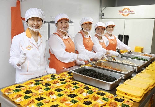 ▲ SK행복나눔재단의 결식아동 공공급식 사업 ‘행복도시락’. ⓒSK