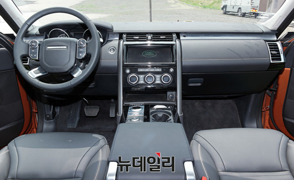 ▲ 랜드로버코리아, '올 뉴 디스커버리' 퍼스트 에디션 내부. ⓒ이기륭 기자