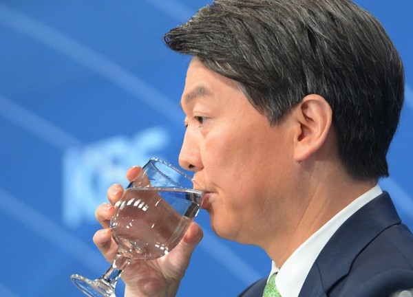 ▲ 안철수 국민의당 전 의원이 물 마시는 모습. ⓒ뉴시스