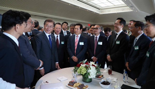 ▲ 문재인 대통령이 29일 오전(한국시각) 워싱턴DC의 한 호텔에서 미국 순방에 동행한 경제인들과 차담회를 갖고 있다. ⓒ뉴시스 사진DB