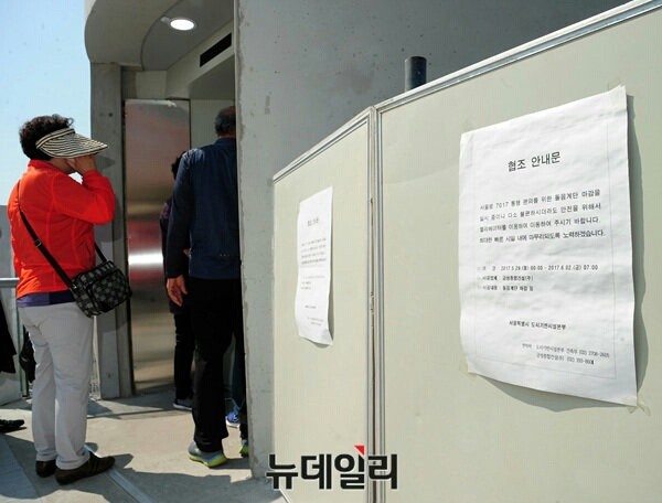 ▲ 지난달 20일, 서울로 7017 개장 후에도 계단 보수 작업 등이 끝나지 않아 시민들이 승강기를 기다리는 모습. ⓒ 뉴데일리 공준표 기자