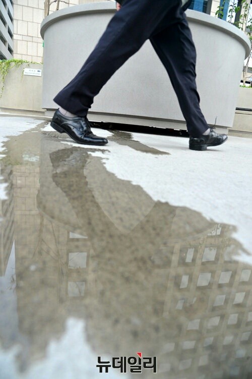 ▲ 서울로 7017 보행로 위 분수대에서 물이 새는 모습. ⓒ 뉴데일리 공준표 기자