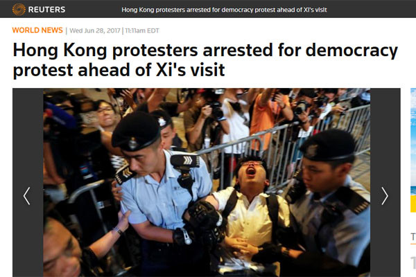 ▲ 지난 28일(현지시간) 홍콩 도심에서는 '홍콩의 중국반환 20주년'에 맞춰 행정장관 직선제 등을 요구하는 시위가 일어났다. 시위를 이끈 조슈아 웡이 홍콩 경찰에 끌려가는 모습. ⓒ英로이터 통신 관련보도 화면캡쳐.