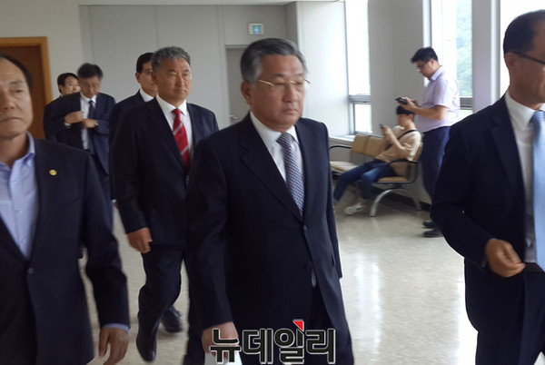 ▲ 김윤배 전 청주대 총장이 29일 항소심에서 징역형을 선고받고 굳은 표정으로 법정을 나서고 있다.ⓒ김종혁 기자