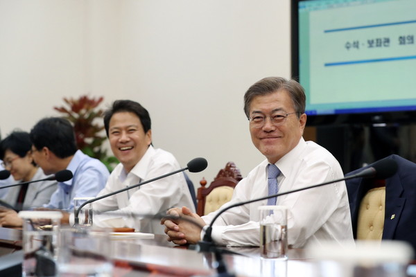 ▲ 문재인 대통령이 26일 청와대 여민관 소회의실에서 수석 보좌관회의를 주재하고 있다. 옆에는 임종석 비서실장. ⓒ청와대 제공