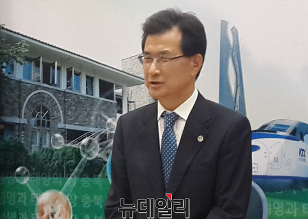 ▲ 이시종 충북도지사가 29일 민선6기 취임 3년 성과를 발표하고 있다.ⓒ김종혁 기자