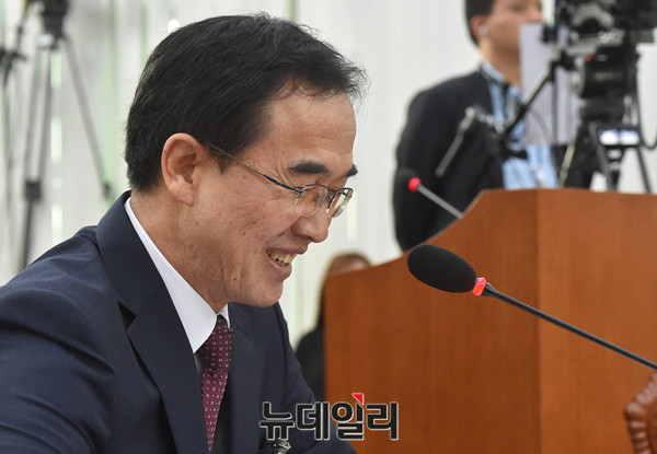 ▲ 29일 국회 외교통일위원회 회의실에서 조명균 통일부 장관 후보자에 대한 인사청문회가 열렸다. 사진은 질의순서서 더불어민주당 강창일 의원과 말을 나누다 실소를 보이는 조명균 장관.ⓒ뉴데일리=이종현 기자