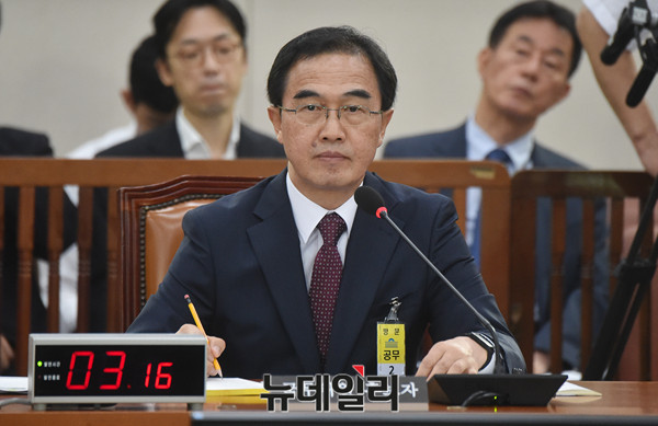 ▲ 의원들의 질의를 경청하고 있는 조명균 통일부 장관 후보자.ⓒ뉴데일리=이종현 기자