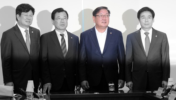 ▲ (왼쪽부터) 이종구 바른정당 정책위의장, 김태년 더불어민주당 정책위의장, 이현재 자유한국당 정책위의장, 이용호 국민의당 정책위의장. ⓒ뉴시스