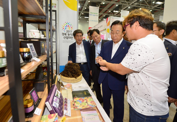 ▲ 김관용 경북도지사가 29일 ‘2017경북농업식품산업대전’ 행사장을 둘러보며 제품을 살펴보고 있다.ⓒ경북도