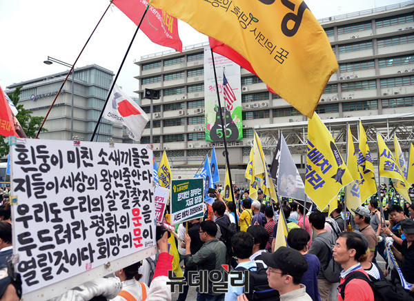 ▲ 지난 24일 서울광장에서 反사드 집회를 마친 참가자들이 미 대사관 앞에서 다양한 반미 구호가 적힌 손 피켓을 들고 행진을 벌이고 있다. ⓒ뉴데일리 공준표 기자