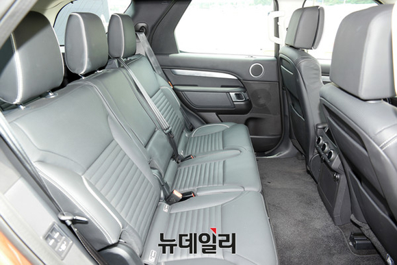 ▲ 랜드로버 '올 뉴 디스커버리' 내부.ⓒ이기륭 기자