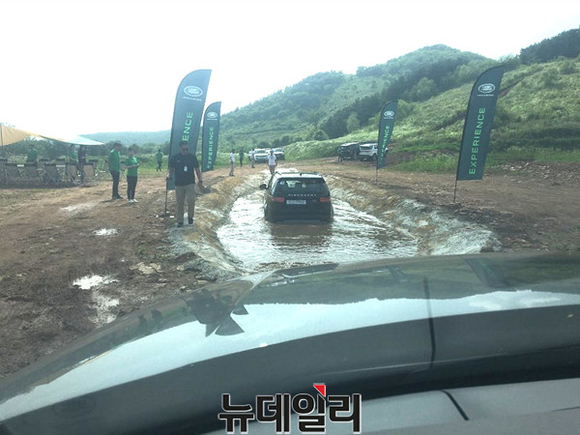 ▲ 랜드로버 '올 뉴 디스커버리', 약 1m에 달하는 물 웅덩이에서 저속 주행을 하고 있는 모습.ⓒ뉴데일리