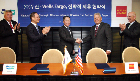 ▲ 현지시간 6월 28일 미국 워싱턴 D.C. 파크 하얏트 호텔에서 열린 (주)두산과 미국 웰스 파고 은행과의 전략적 제휴 협약식에 참석한 박정원 두산그룹 회장(가운데)이 웰스 파고 이큅먼트 파이낸스 윌리엄 메이어(William Mayer) 프레지던트(오른쪽에서 두 번째)와 악수하고 있는 모습.ⓒ두산