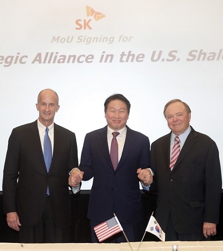 ▲ 최태원 SK  회장(가운데)이 지난 28일 오후(현지시간) 워싱턴 세인트 레지스 호텔에서 GE 존 라이스(왼쪽) 부회장과 콘티넨탈리소스 헤럴드 햄(우측)회장과 미국 셰일가스를 중심으로 전략적 제휴를 강화하는 MOU를 맺은 뒤 포즈를 취하고 있다. ⓒSK