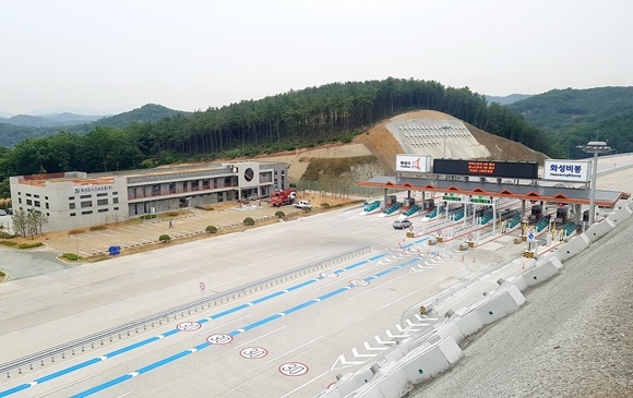 ▲ 비봉~매송 고속도로 영업소 및 화성비봉 톨게이트. ⓒ현대엔지니어링
