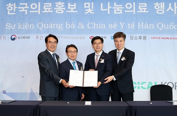 ▲ 박상환 하나투어 회장(왼쪽부터)과 권덕철 보건복지부차관, 이광구 우리은행장, 이영찬 한국보건산업진흥원장이 29일 서울 잠실 롯데월드타워에서 한국의료 홍보 및 사회공헌 활동을 위한 업무협약을 체결한 뒤 기념촬영을 하고 있다. ⓒ 우리은행