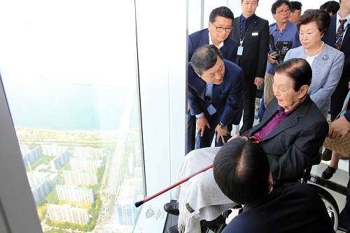 ▲ 신격호 명예회장이 지난 5월 롯데월드타워를 둘러보고 있는 모습. ⓒ롯데