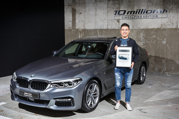 BMW그룹코리아는 지난 28일 자동차 업계 최초로 진행한 한정판 모델 경매에서 독일 딩골핑 공장의 1000만 번째 생산 모델인 뉴 5시리즈 딩골핑 에디션이 7500만원에 낙찰됐다고 29일 밝혔다.ⓒBMW그룹코리아
