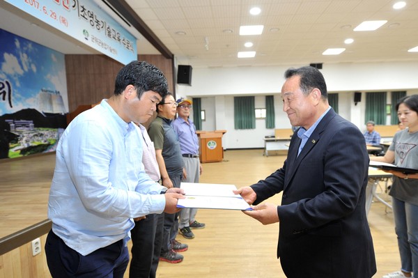 ▲ 김영군 군위군수(오른쪽)가 지난 29일 군위군농업기술센터에서 열린 수료식에서 수료식증을 전달하고 있다.ⓒ군위군