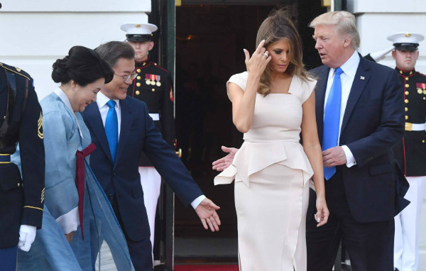 ▲ 문재인 대통령이 30일 오전(한국시각) 의장대가 도열해있는 가운데, 백악관 남쪽현관에서 트럼프 대통령 내외의 영접을 받고 있다. ⓒ뉴시스 사진DB