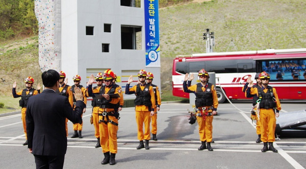 ▲ 세종소방서 ‘119 특수구조단’ 발대식에서 대원들이 이춘희 시장에게 선서를 하고 있다.ⓒ세종시