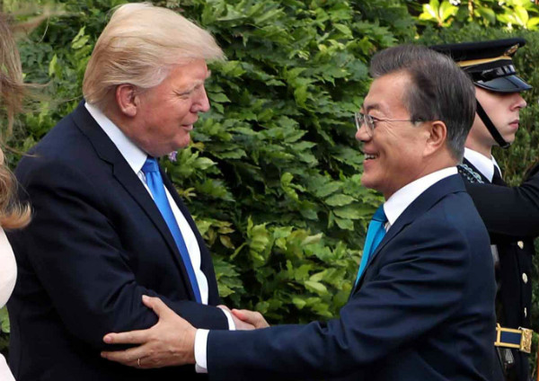 ▲ 문재인 대통령이 30일 오전(한국시각) 백악관 환영만찬에 초대돼 남쪽현관에 마중나온 트럼프 대통령과 가볍게 악수를 나누고 있다. ⓒ뉴시스 사진DB