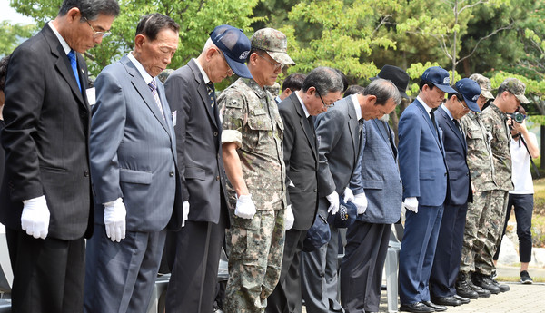 ▲ 제2연평해전 15주년 기념식이 열린 29일 경기 평택 해군 제2함대에서 유가족들이 묵념하고 있다. ⓒ뉴시스 사진DB