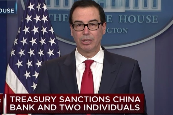 ▲ 미국이 북핵·미사일 개발 저지를 위해 북한과 거래한 중국 은행과 기업, 개인에 대한 독자제재에 나섰다. 사진은 29일(현지시간) 스티브 므누신 美재무부 장관이 관련 브리핑을 하고 있다.ⓒ美'CNBC' 보도영상 화면캡쳐