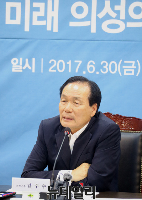 ▲ 김주수 의성군수가 30일 군청에서 민선6기 3주년 성과와 관련한 기자회견을 갖고 있다.ⓒ뉴데일리