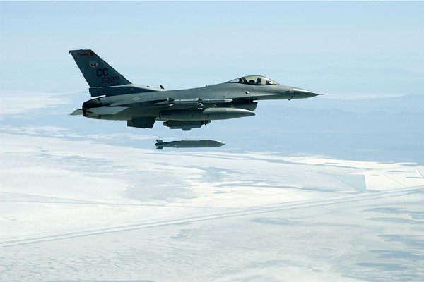 ▲ JSOW 미사일을 발사하는 美공군 F-16C 전투기. JSOW는 폭탄에 장거리 유도장치를 장착한 무기다. ⓒ위키피디아 공개사진.
