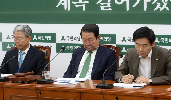 ▲ (왼쪽부터) 국민의당 김동철 원내대표와 박주선 비상대책위원장, 이용호 정책위의장이 30일 비상대책위원회의에 참석한 가운데 굳은 표정을 짓고 있다. ⓒ뉴시스 사진 DB