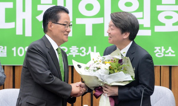 ▲ 국민의당 대선후보였던 안철수 전 대표(오른쪽)와 박지원 전 대표(왼쪽)가 5월 10일 국회에서 열린 중앙선대위 해단식에서 악수를 나누고 있다. ⓒ뉴시스 사진DB