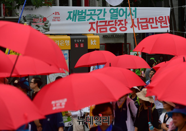 ▲ 30일 오후 3시 서울 광화문광장에서 민주노총 총파업대회가 열렸다. 도심 곳곳에 '재벌곳간 열어서 지금당장 시급만원'이라는 구호의 천막이 걸려있다. ⓒ 뉴데일리 정상윤 기자