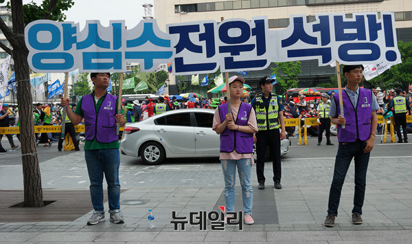 ▲ 30일 오후3시 서울 광화문광장에서 민주노총 총파업대회가 열린 가운데 구속된 한상균 민노총 위원장을 석방하라는 손 피켓이 등장했다. ⓒ뉴데일리 정상윤 기자