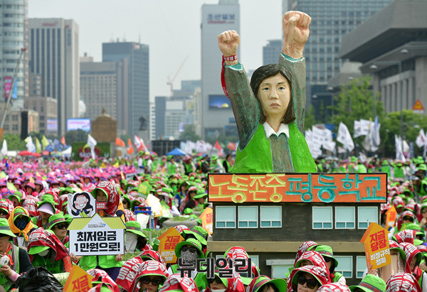 ▲ 30일 오후3시, 서울광화문 일대에서 전교조, 학교비정규직노조 등이 참여한 민노총 주최 총파업 결의 대회가 열렸다. ⓒ 뉴데일리 정상윤 기자