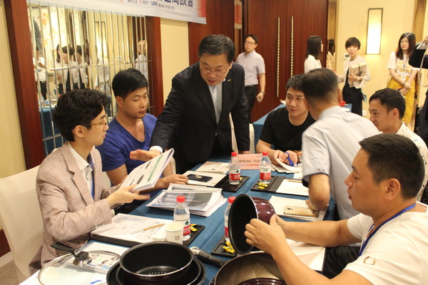 ▲ 이묵 구미시 부시장(왼쪽 세번째)이 28일 중국 이우시에서 한국기업 제품을 홍보하고 있다.ⓒ구미시