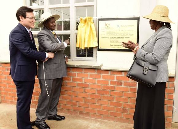 ▲ 최종구 수출입은행장(왼쪽)과 무세베니 대통령(가운데)은 EDCF 2700만달러가 제공된 우간다 직업훈련학교 완공식에 참석하고 있다. ⓒ 수출입은행