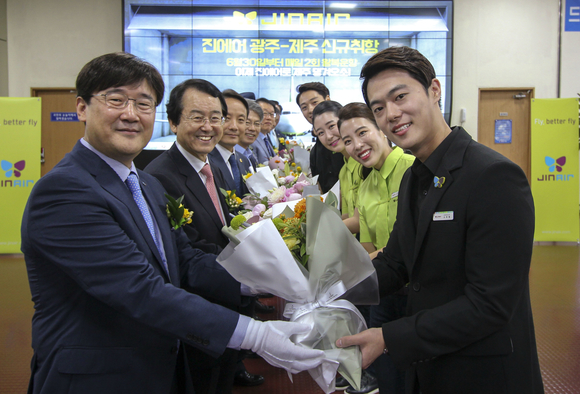 ▲ 진에어는 4번째 국내선 정기편 광주~제주 신규취항을 기념해 취항식을 진행했다고 30일 밝혔다.ⓒ진에어