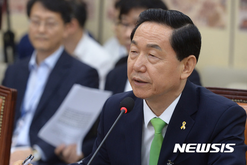 ▲ 30일 서울 여의도 국회에서 진행된 인사청문회에서 김상곤 사회부총리 겸 교육부 장관 후보자가 의원 질의에 답변하고 있다. ⓒ뉴시스